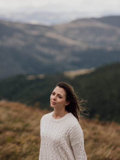 Une séance photo de couple dans la nature en Alsace - A découvrir sur le blog mariage www.lamarieeauxpiedsnus.com - Photos : Capyture