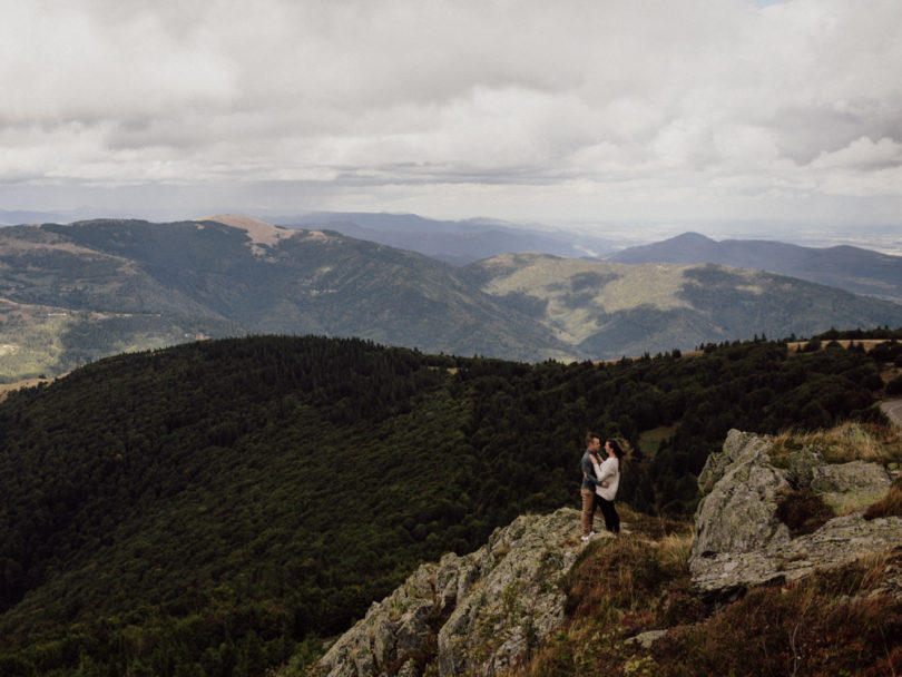 Une séance photo de couple dans la nature en Alsace - A découvrir sur le blog mariage www.lamarieeauxpiedsnus.com - Photos : Capyture