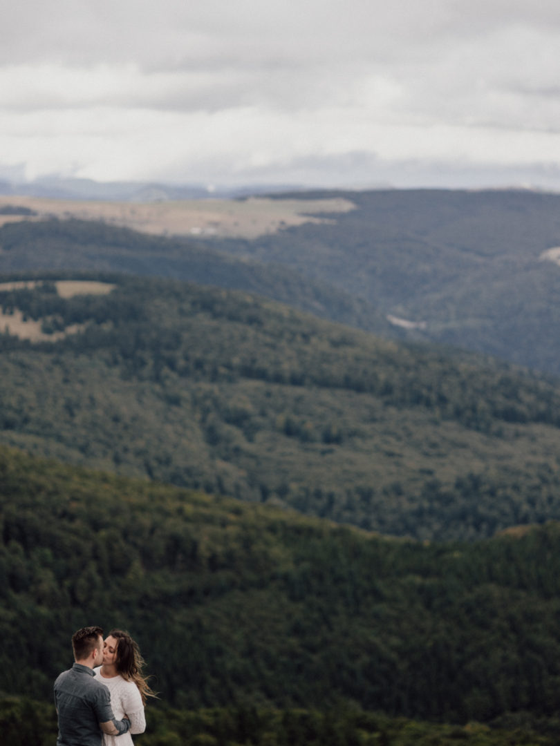 Une séance photo de couple dans la nature en Alsace - A découvrir sur le blog mariage www.lamarieeauxpiedsnus.com - Photos : Capyture