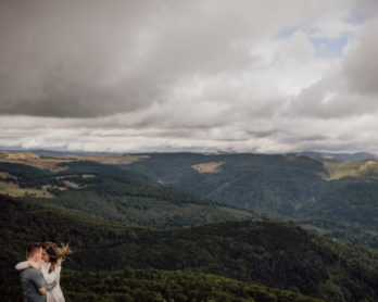 Une séance photo de couple dans la nature en Alsace - A découvrir sur le blog mariage www.lamarieeauxpiedsnus.com - Photos : Capyture