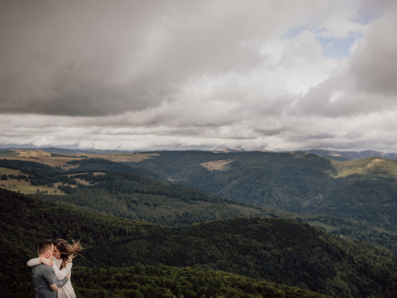 Une séance photo de couple dans la nature en Alsace - A découvrir sur le blog mariage www.lamarieeauxpiedsnus.com - Photos : Capyture