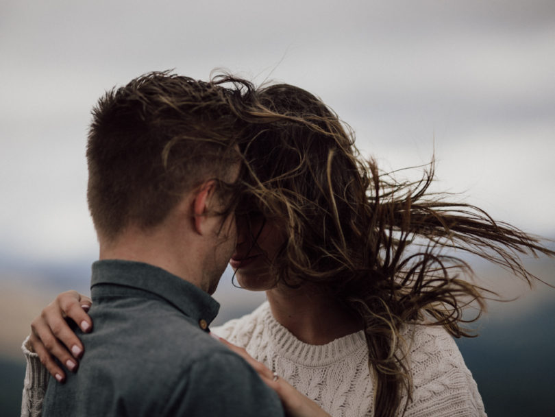 Une séance photo de couple dans la nature en Alsace - A découvrir sur le blog mariage www.lamarieeauxpiedsnus.com - Photos : Capyture