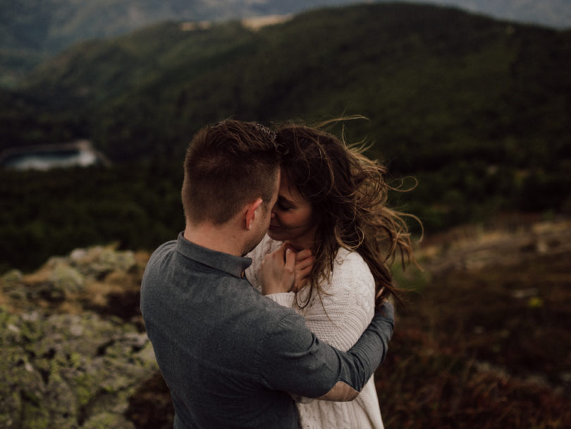 Une séance photo de couple dans la nature en Alsace - A découvrir sur le blog mariage www.lamarieeauxpiedsnus.com - Photos : Capyture