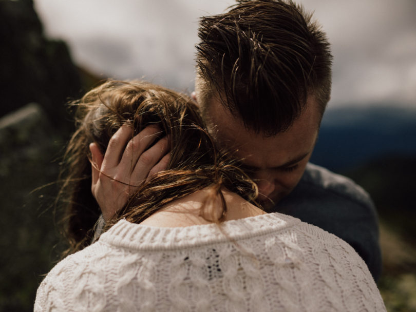 Une séance photo de couple dans la nature en Alsace - A découvrir sur le blog mariage www.lamarieeauxpiedsnus.com - Photos : Capyture