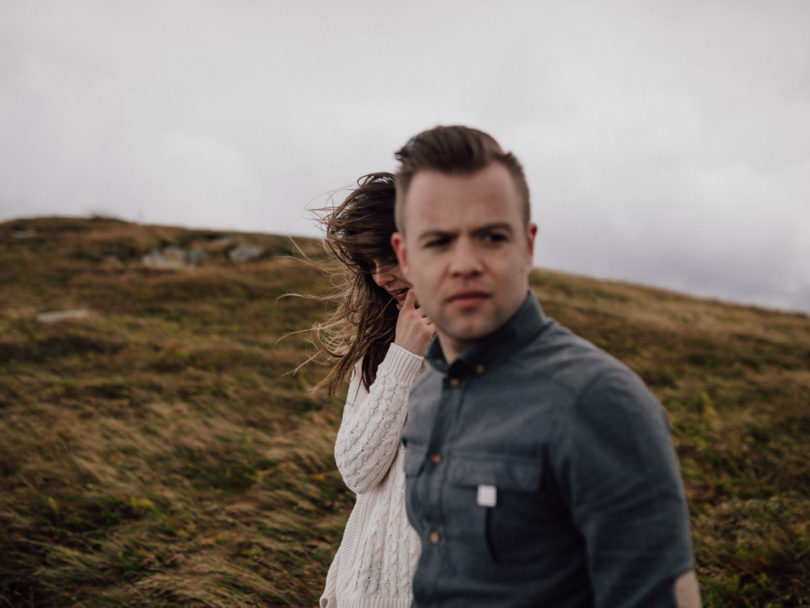 Une séance photo de couple dans la nature en Alsace - A découvrir sur le blog mariage www.lamarieeauxpiedsnus.com - Photos : Capyture