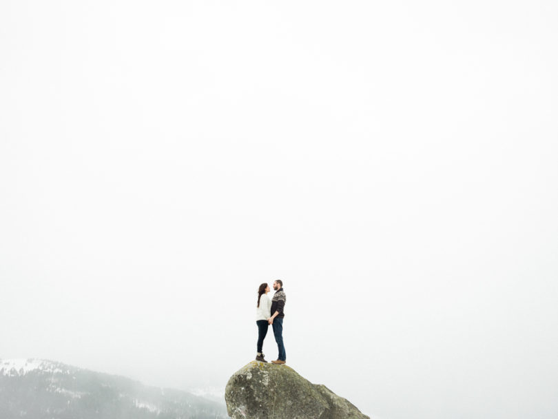 Capyture - Une seance engagement sous la neige - La mariee aux pieds nus