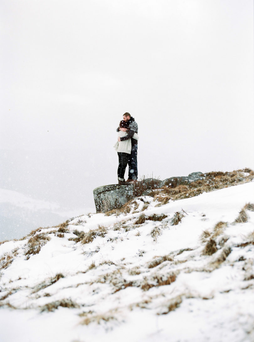 Capyture - Une seance engagement sous la neige - La mariee aux pieds nus