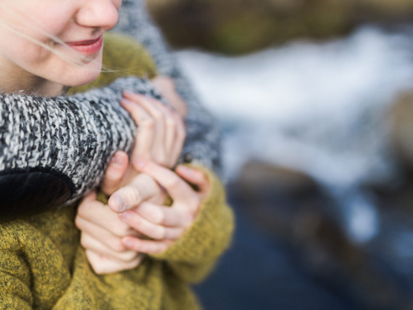 Capyture - Une séance engagement en Islande - La mariée aux pieds nus