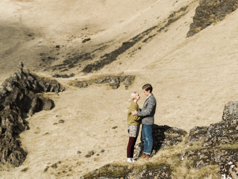 Capyture - Une séance engagement en Islande - La mariée aux pieds nus