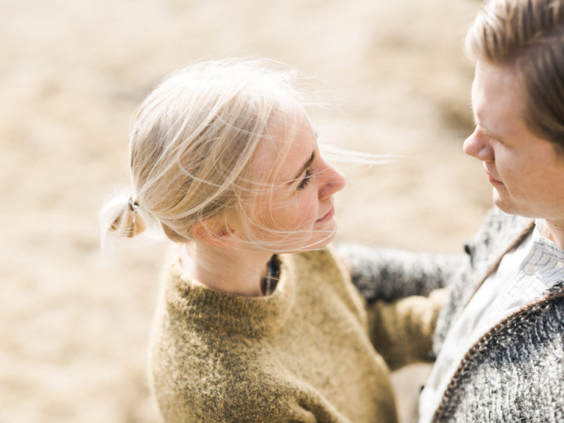 Capyture - Une séance engagement en Islande - La mariée aux pieds nus