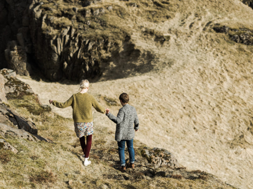 Capyture - Une séance engagement en Islande - La mariée aux pieds nus