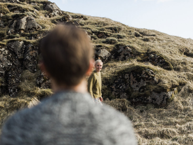 Capyture - Une séance engagement en Islande - La mariée aux pieds nus