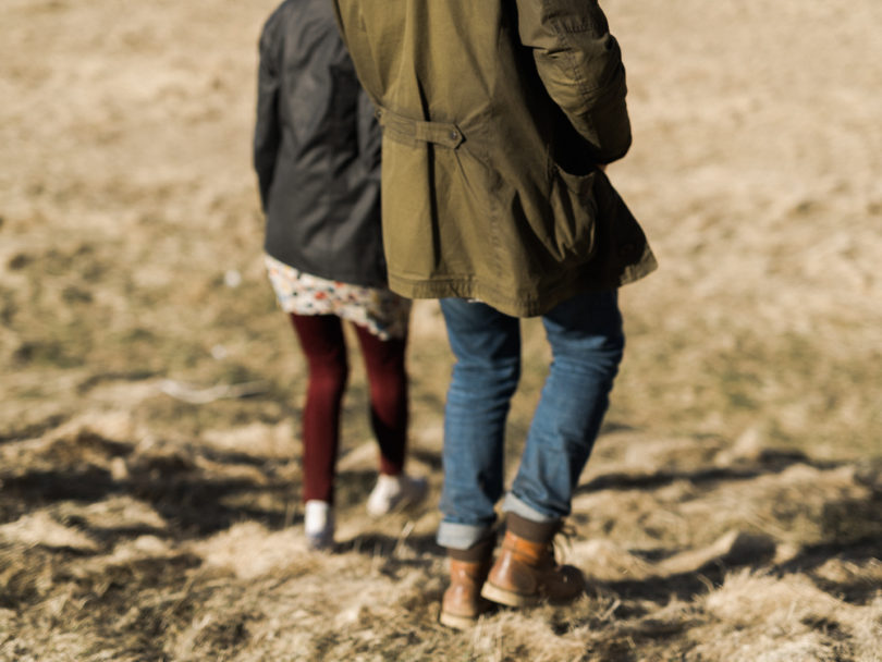 Capyture - Une séance engagement en Islande - La mariée aux pieds nus