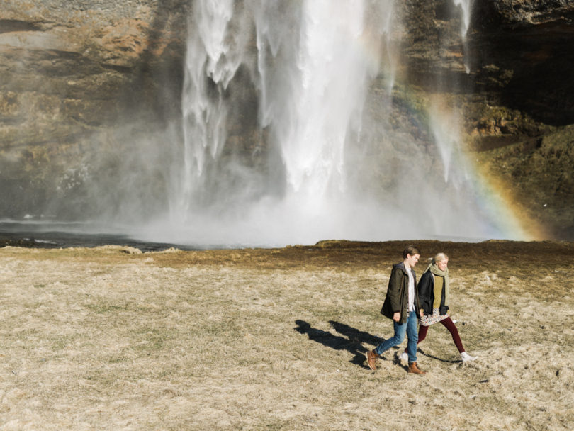 Capyture - Une séance engagement en Islande - La mariée aux pieds nus