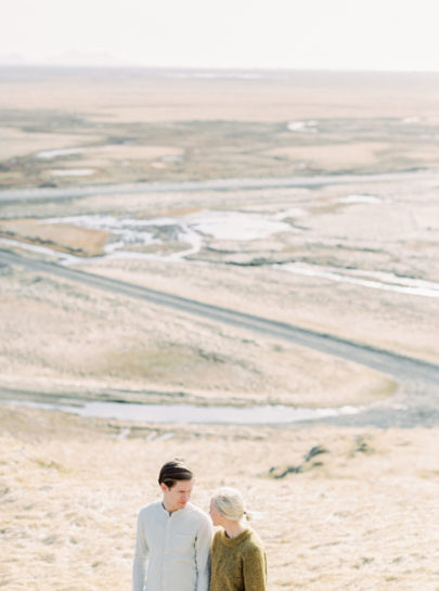 Capyture - Une séance engagement en Islande - La mariée aux pieds nus