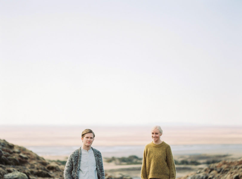 Capyture - Une séance engagement en Islande - La mariée aux pieds nus