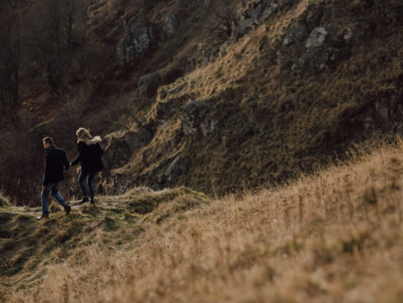 Une séance engagement en plein nature en Alsace - A découvrir sur le blog mariage www.lamarieeauxpiedsnus.com - Photos : Capyture