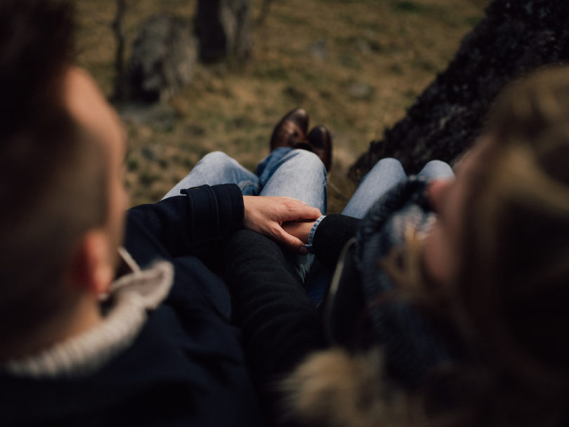 Une séance engagement en plein nature en Alsace - A découvrir sur le blog mariage www.lamarieeauxpiedsnus.com - Photos : Capyture