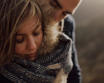 Une séance engagement en plein nature en Alsace - A découvrir sur le blog mariage www.lamarieeauxpiedsnus.com - Photos : Capyture