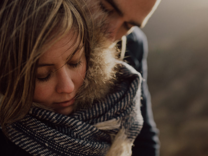 Une séance engagement en plein nature en Alsace - A découvrir sur le blog mariage www.lamarieeauxpiedsnus.com - Photos : Capyture