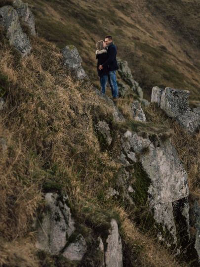 Une séance engagement en plein nature en Alsace - A découvrir sur le blog mariage www.lamarieeauxpiedsnus.com - Photos : Capyture