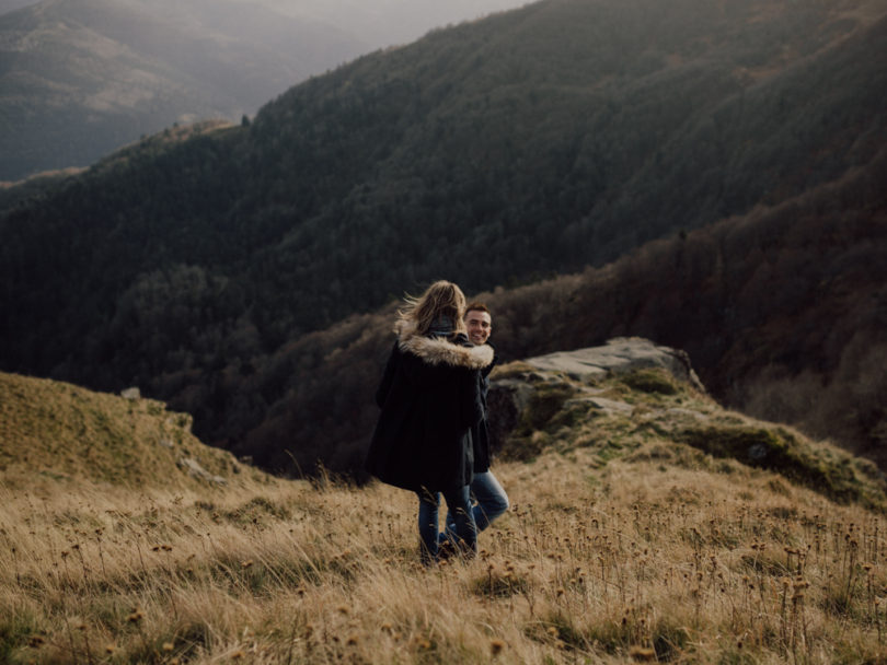 Une séance engagement en plein nature en Alsace - A découvrir sur le blog mariage www.lamarieeauxpiedsnus.com - Photos : Capyture