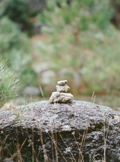 Capyture - Une séance engagement en forêt au Portugal - La mariée aux pieds nus