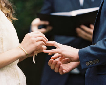 Comment organiser une cérémonie laique qui vous ressemble ? - Tous les conseils de Nolwenn de The ceremonie et Nessa Buonomo à découvrir sur le blog mariage www.lamarieeauxpiedsnus.com