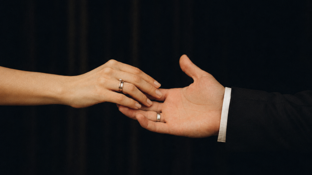 Comment choisir une alliance de mariage qui vous ressemble - La mariée aux pieds nus