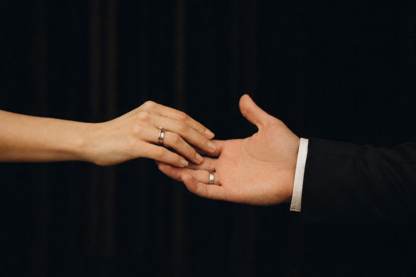 Comment choisir une alliance de mariage qui vous ressemble - La mariée aux pieds nus