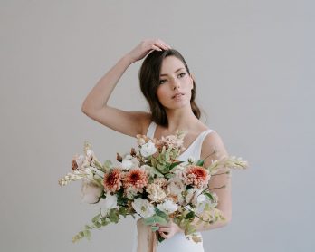 Bien choisir et porter votre bouquet de mariée - Botanique Bazar - Blog mariage : La mariée aux pieds nus