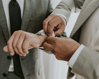 Comment choisir votre costume pour assister à un mariage ? Blog mariage : La mariée aux pieds nus