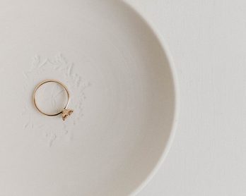 Comment bien choisir sa bague de fiançailles - Or du monde - La mariée aux pieds nus