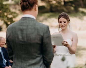Comment rédiger ses vœux de mariage : guide pour un moment inoubliable - Photo : Sidonie Vidal - Blog mariage : La mariée aux pieds nus