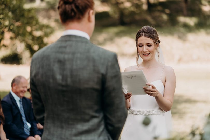 Comment rédiger ses vœux de mariage : guide pour un moment inoubliable - Photo : Sidonie Vidal - Blog mariage : La mariée aux pieds nus