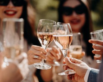 Comment créer les accords mets-vins de votre mariage ? - Blog mariage : La mariée aux pieds nus - Les petites bouteilles