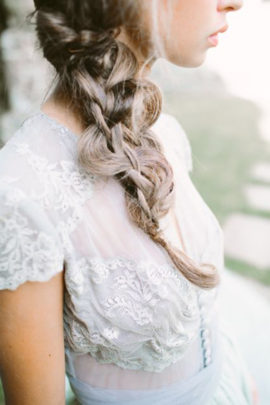 10 idées de coiffures de mariée tressées - La mariée aux pieds nus - Photo : D'Arcy Benincosa