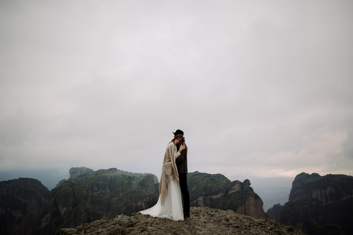 Un elopement boho dans les montagnes - Photos : Days Made of Love - A découvrir sur le blog mariage La mariée aux pieds nus