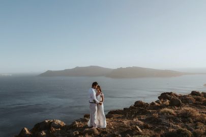 Une séance engagement sur l'île de Santorin - A découvrir sur le blog mariage La mariée aux pieds nus - Photos : Days Made of Love