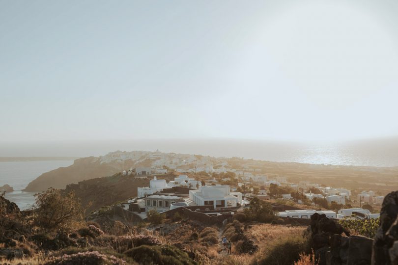 Une séance engagement sur l'île de Santorin - A découvrir sur le blog mariage La mariée aux pieds nus - Photos : Days Made of Love