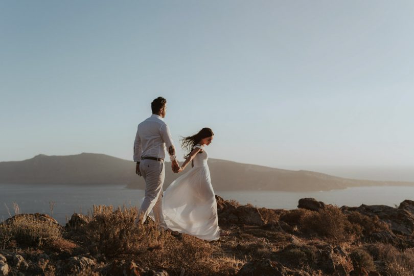 Une séance engagement sur l'île de Santorin - A découvrir sur le blog mariage La mariée aux pieds nus - Photos : Days Made of Love