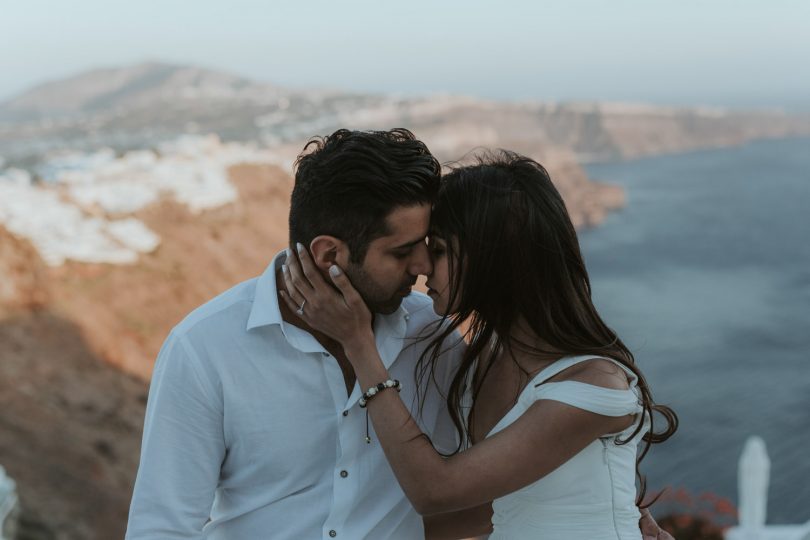Une séance engagement sur l'île de Santorin - A découvrir sur le blog mariage La mariée aux pieds nus - Photos : Days Made of Love