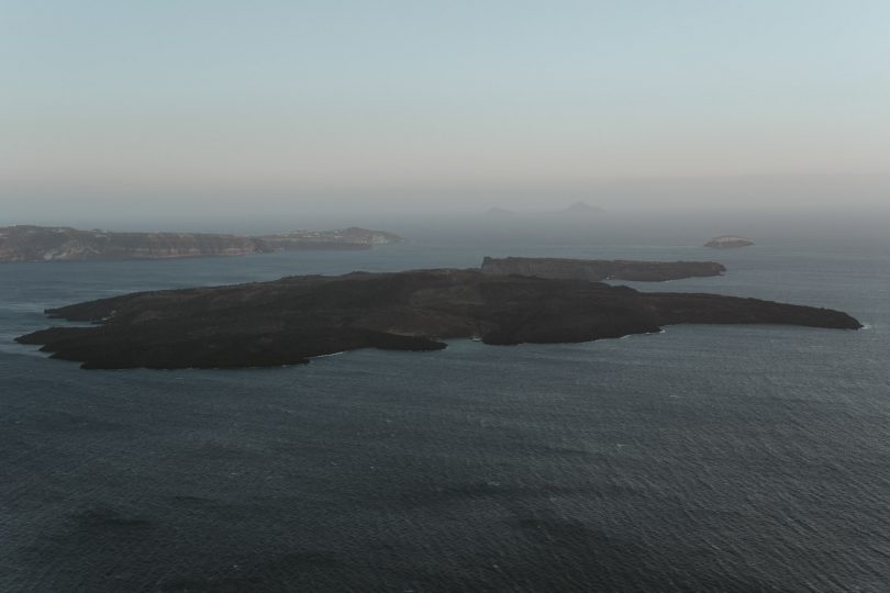 Une séance engagement sur l'île de Santorin - A découvrir sur le blog mariage La mariée aux pieds nus - Photos : Days Made of Love