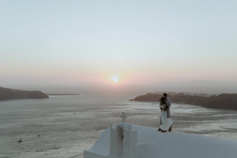 Une séance engagement sur l'île de Santorin - A découvrir sur le blog mariage La mariée aux pieds nus - Photos : Days Made of Love