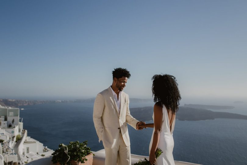 Un elopement sur l'île de Santorin - Photos : Days Made Of Love - Blog mariage : La mariée aux pieds nus