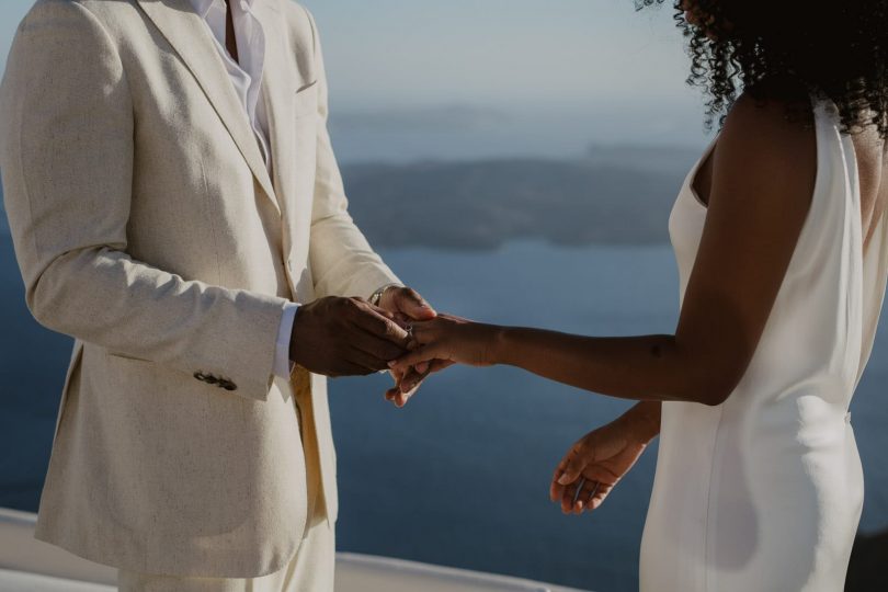 Un elopement sur l'île de Santorin - Photos : Days Made Of Love - Blog mariage : La mariée aux pieds nus