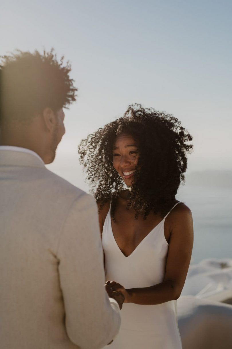 Un elopement sur l'île de Santorin - Photos : Days Made Of Love - Blog mariage : La mariée aux pieds nus