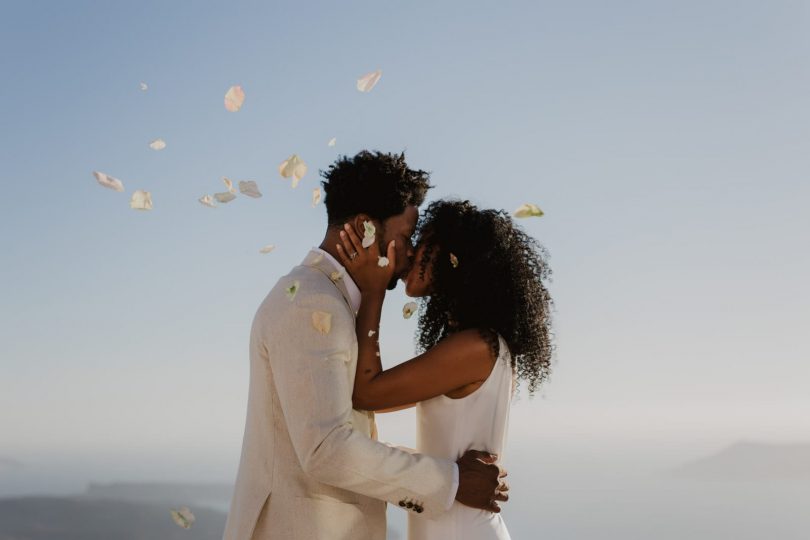 Un elopement sur l'île de Santorin - Photos : Days Made Of Love - Blog mariage : La mariée aux pieds nus