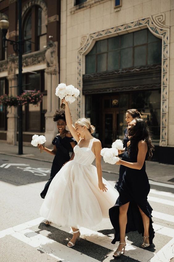 Demoiselles d'honneur en noir - Elégance et modernité - Blog mariage : La mariée aux pieds nus