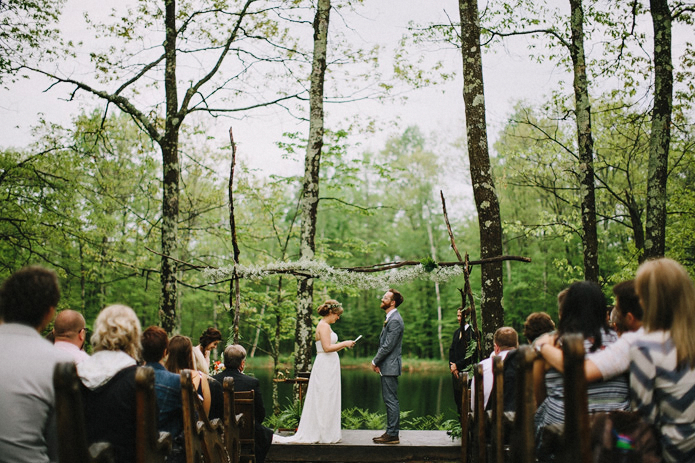 Dylan et Sara - Comment decorer la ceremonie de votre mariage - La mariee aux pieds nus